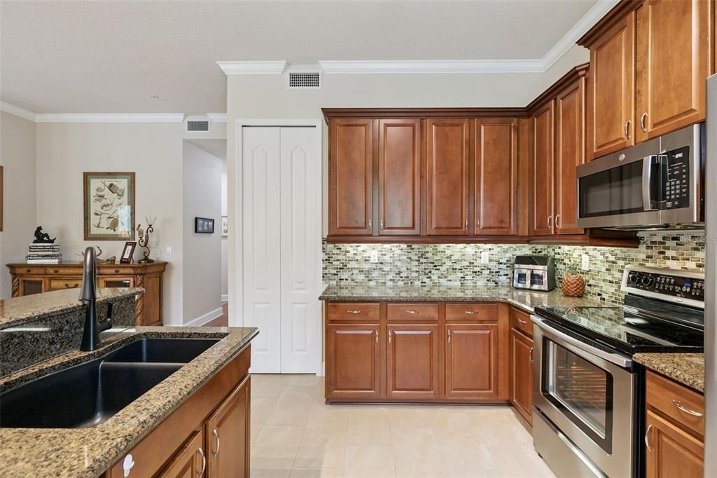 For Sale: $735,000 (3 beds, 2 baths, 1737 Square Feet)