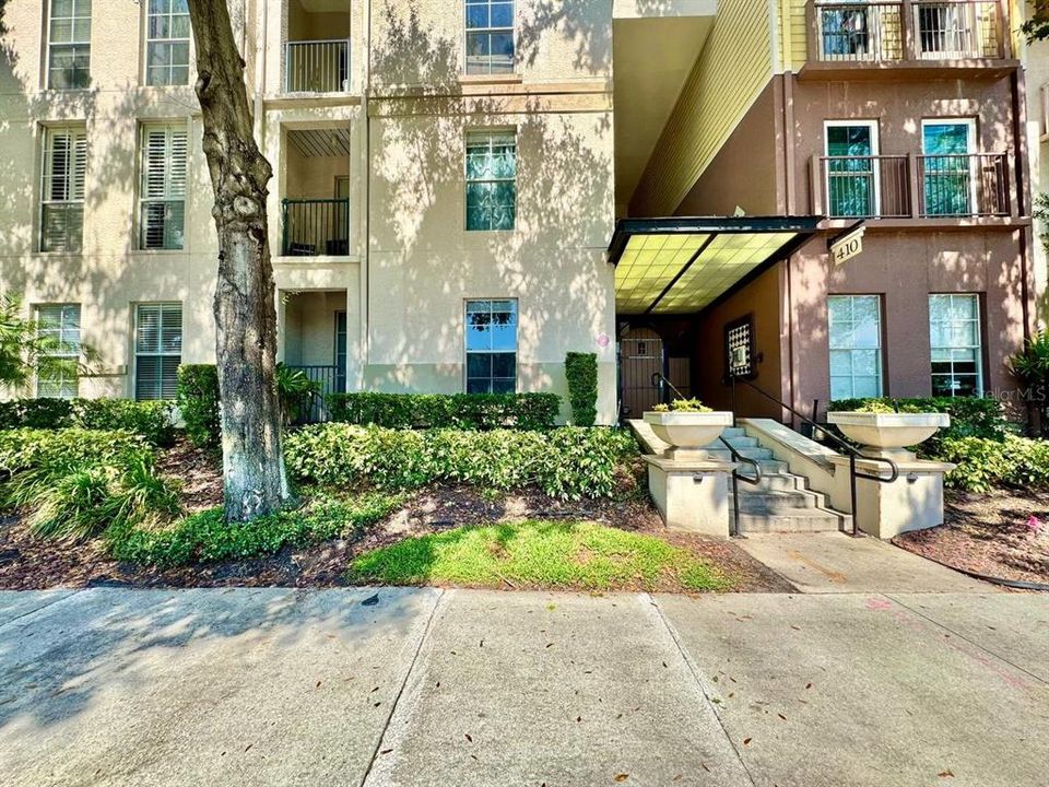 For Rent: $2,650 (2 beds, 2 baths, 1231 Square Feet)