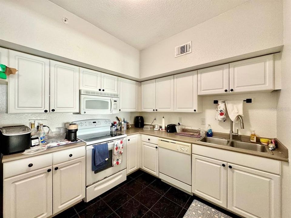 For Rent: $2,650 (2 beds, 2 baths, 1231 Square Feet)