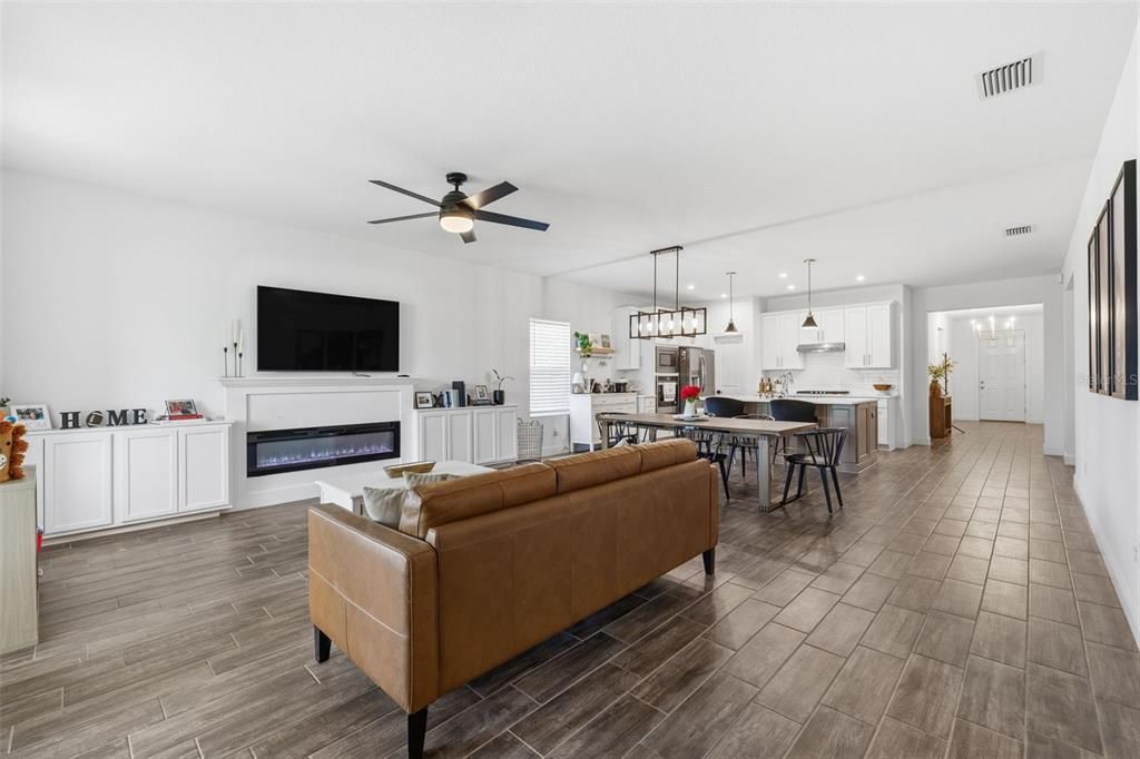 En Venta: $559,900 (4 camas, 3 baños, 2494 Pies cuadrados)
