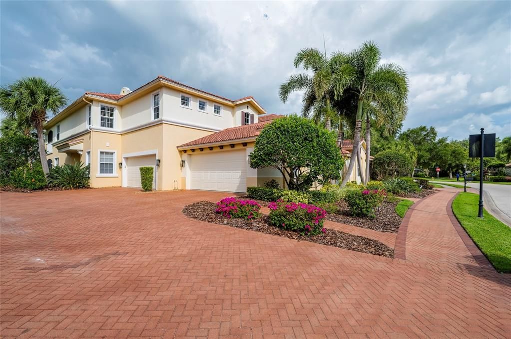For Sale: $449,900 (3 beds, 2 baths, 2434 Square Feet)