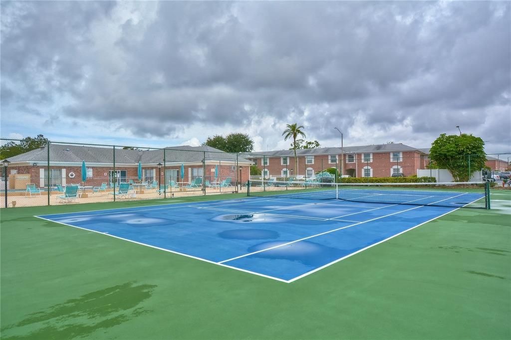 For Sale: $125,000 (1 beds, 1 baths, 825 Square Feet)