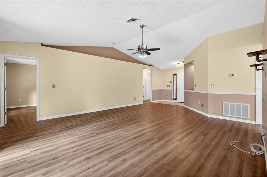 For Sale: $314,900 (2 beds, 2 baths, 1282 Square Feet)