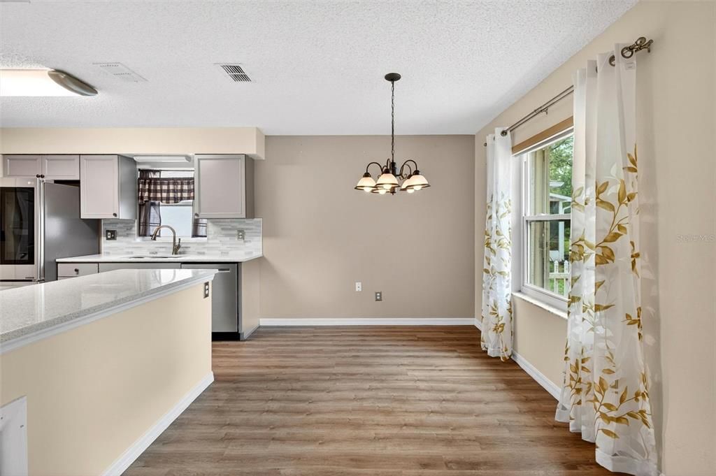 For Sale: $314,900 (2 beds, 2 baths, 1282 Square Feet)