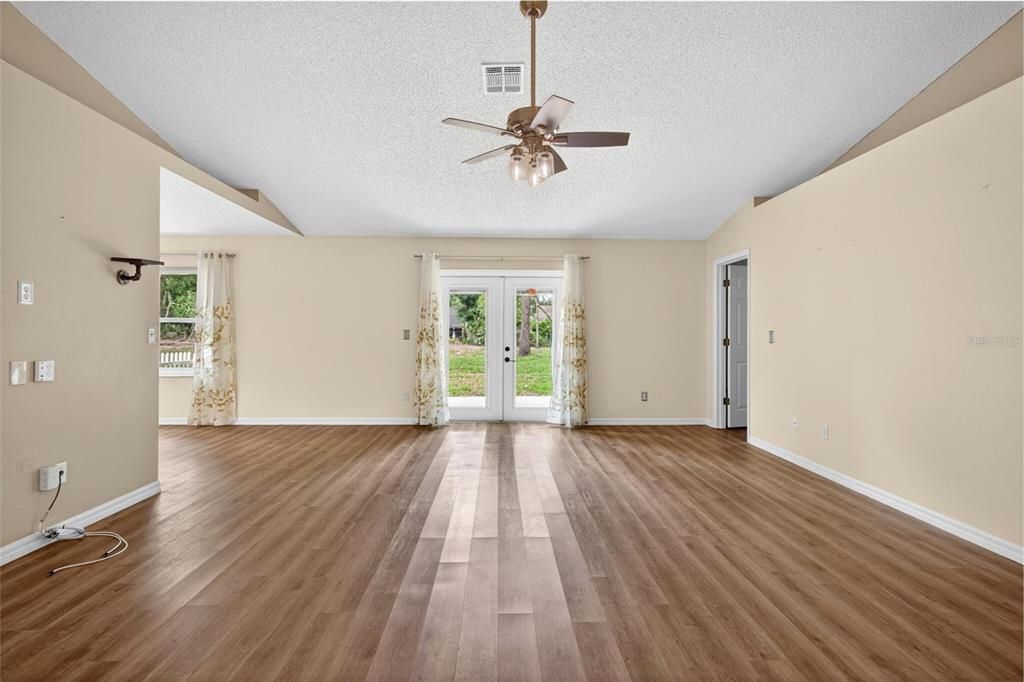 For Sale: $314,900 (2 beds, 2 baths, 1282 Square Feet)