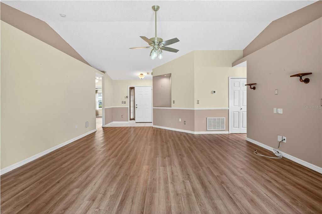 For Sale: $314,900 (2 beds, 2 baths, 1282 Square Feet)