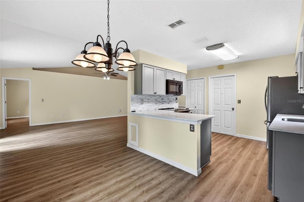 For Sale: $314,900 (2 beds, 2 baths, 1282 Square Feet)