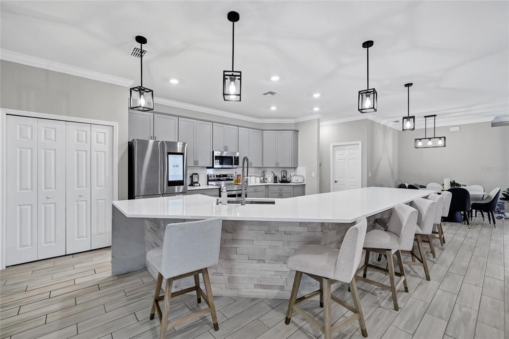 For Sale: $485,000 (5 beds, 3 baths, 2472 Square Feet)