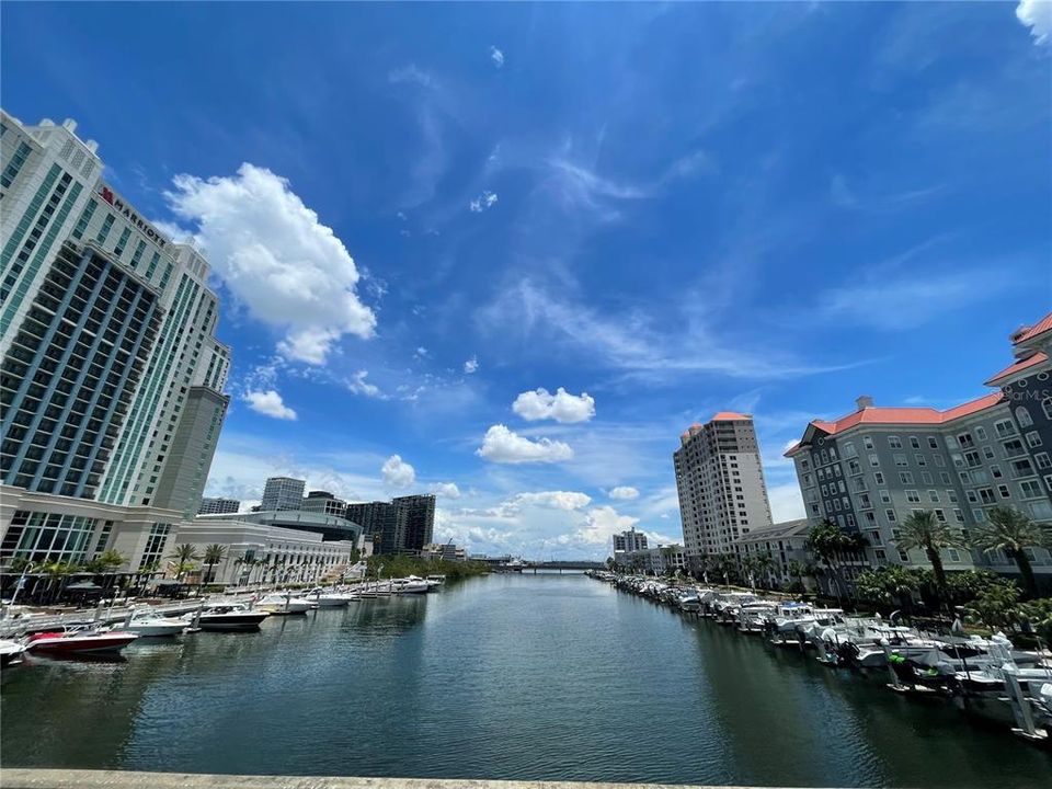 For Sale: $390,000 (1 beds, 1 baths, 1015 Square Feet)