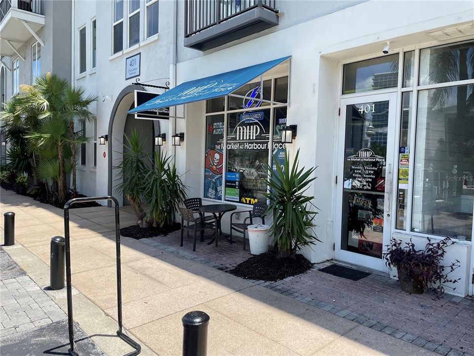 For Sale: $390,000 (1 beds, 1 baths, 1015 Square Feet)