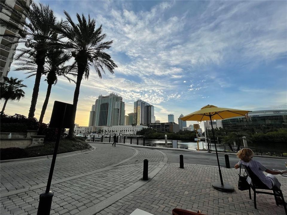 For Sale: $390,000 (1 beds, 1 baths, 1015 Square Feet)