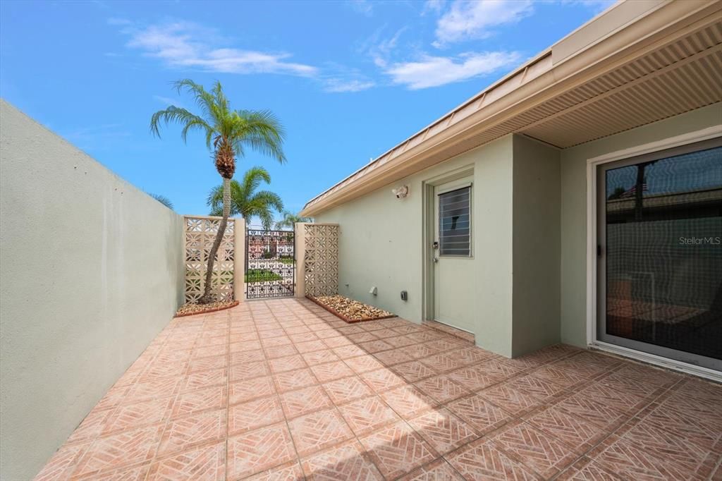 For Sale: $549,000 (2 beds, 2 baths, 1400 Square Feet)