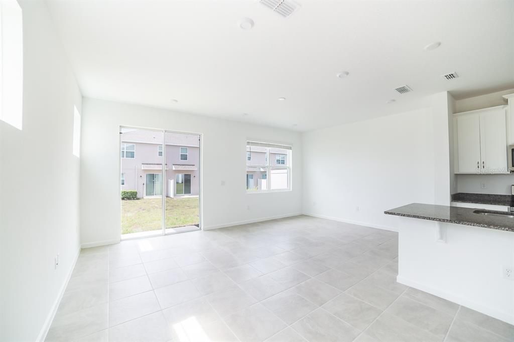 В аренду: $2,300 (3 спален, 2 ванн, 1704 Квадратных фут)