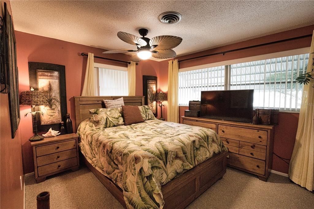 For Sale: $399,900 (2 beds, 2 baths, 968 Square Feet)