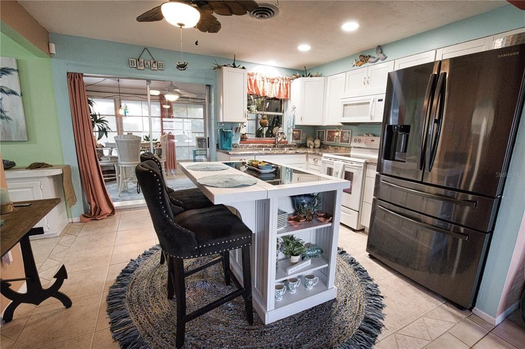 For Sale: $399,900 (2 beds, 2 baths, 968 Square Feet)