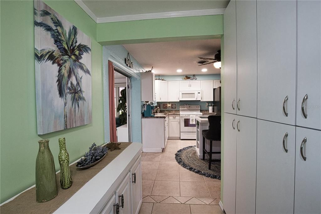 For Sale: $399,900 (2 beds, 2 baths, 968 Square Feet)