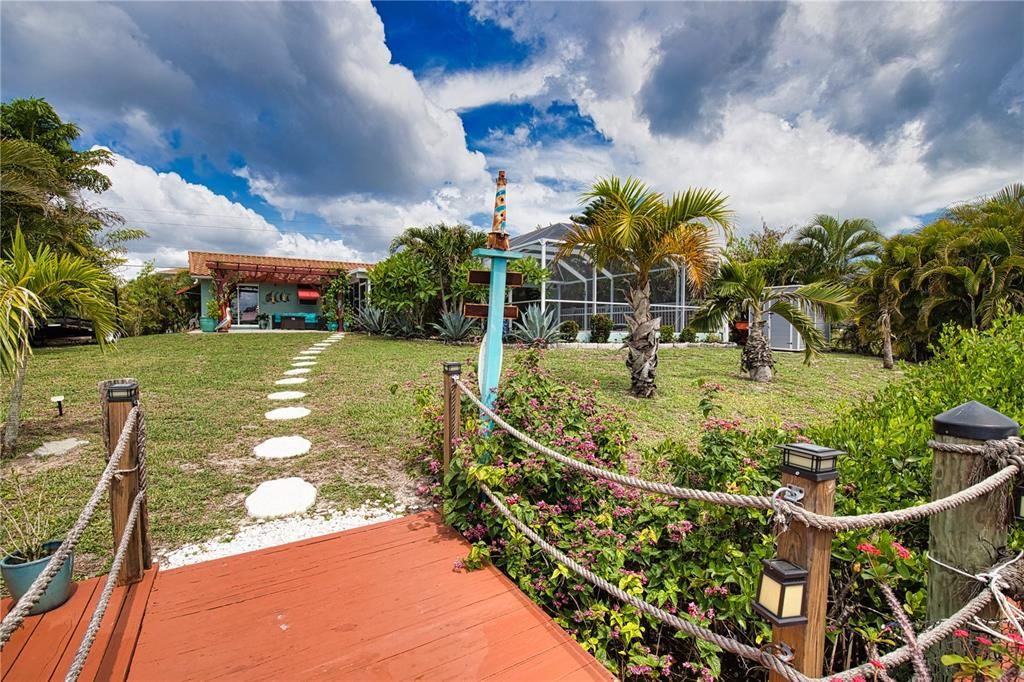 For Sale: $399,900 (2 beds, 2 baths, 968 Square Feet)