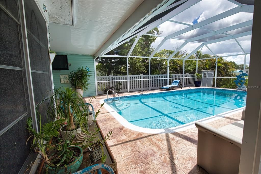 For Sale: $399,900 (2 beds, 2 baths, 968 Square Feet)