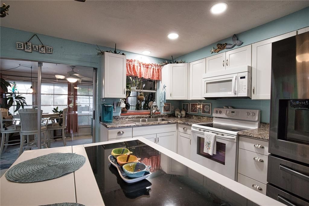 For Sale: $399,900 (2 beds, 2 baths, 968 Square Feet)
