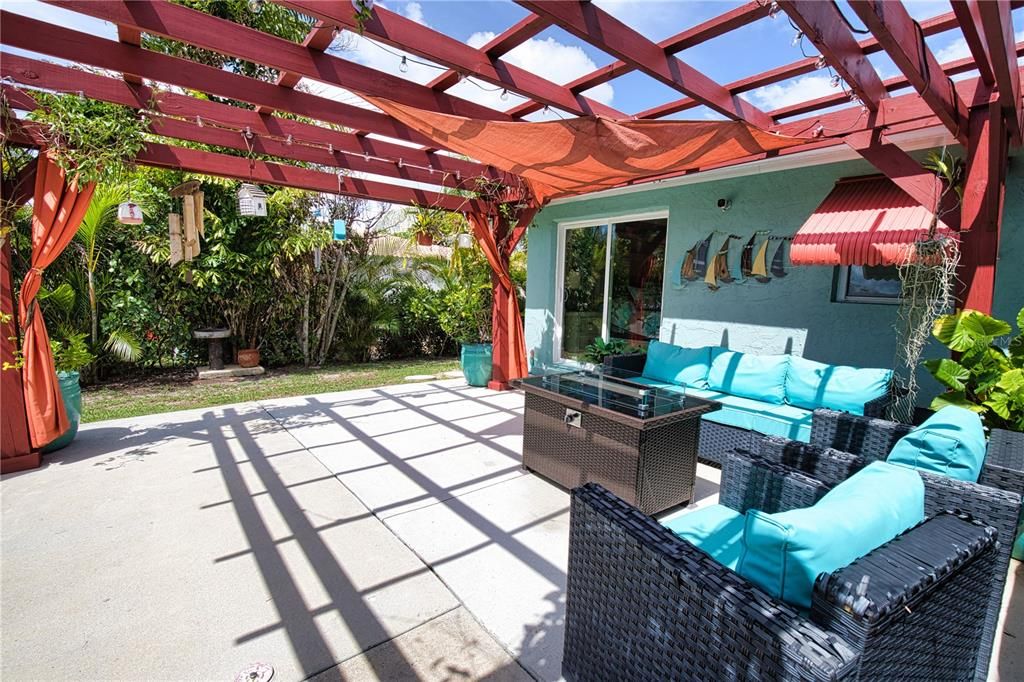 For Sale: $399,900 (2 beds, 2 baths, 968 Square Feet)
