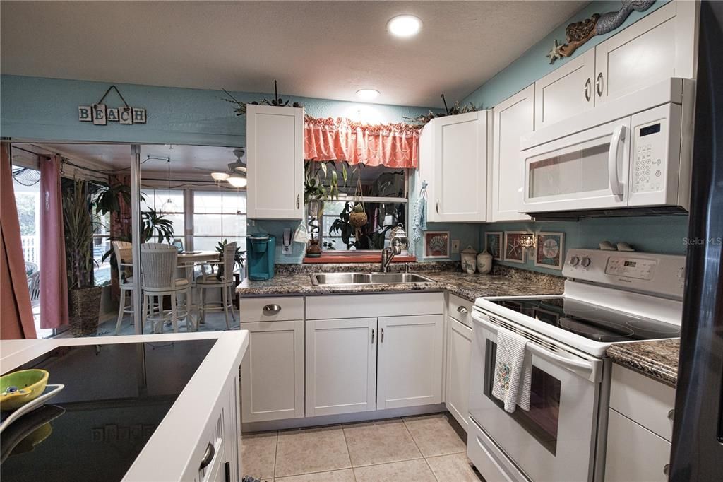 For Sale: $399,900 (2 beds, 2 baths, 968 Square Feet)