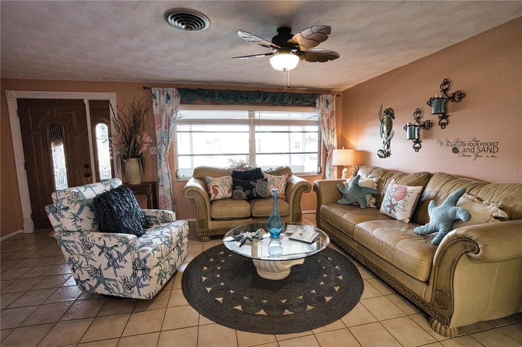 For Sale: $399,900 (2 beds, 2 baths, 968 Square Feet)