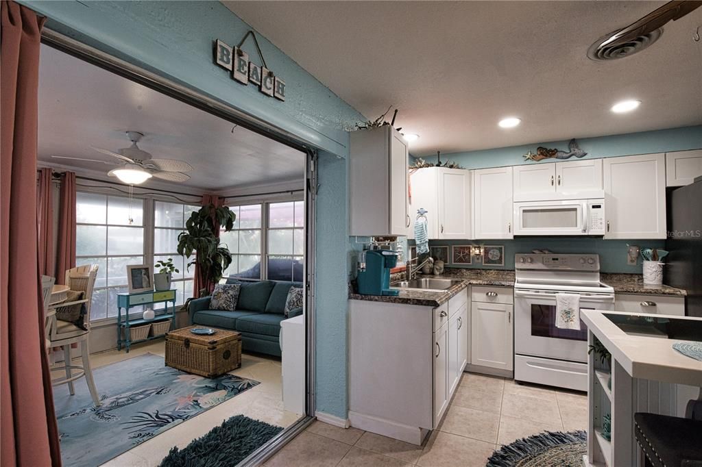 For Sale: $399,900 (2 beds, 2 baths, 968 Square Feet)