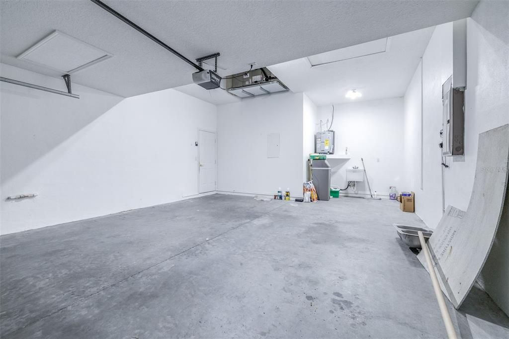 Activo con contrato: $349,990 (3 camas, 3 baños, 1566 Pies cuadrados)