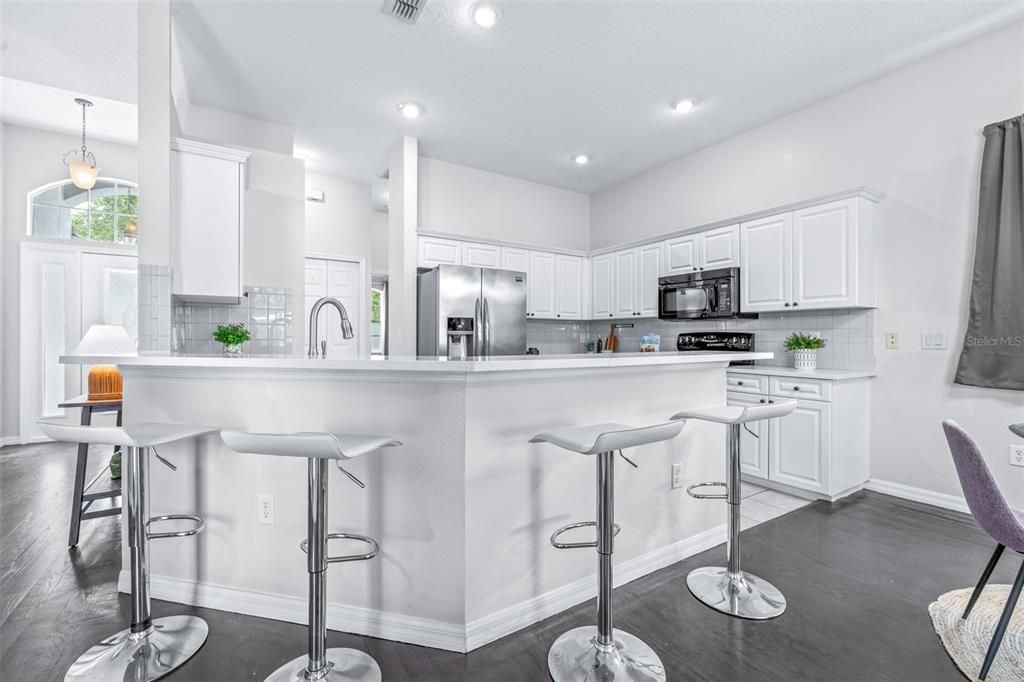 Activo con contrato: $349,990 (3 camas, 3 baños, 1566 Pies cuadrados)