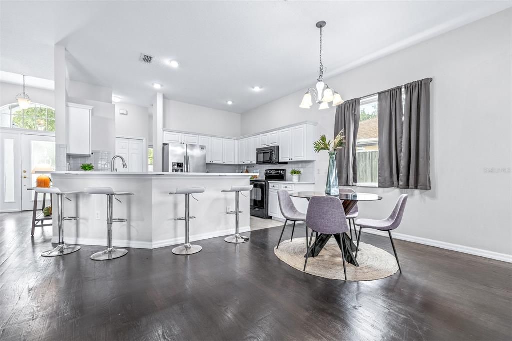 Activo con contrato: $349,990 (3 camas, 3 baños, 1566 Pies cuadrados)