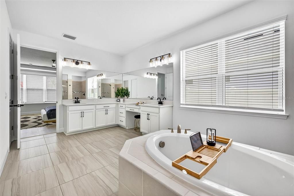 En Venta: $798,900 (5 camas, 4 baños, 3475 Pies cuadrados)