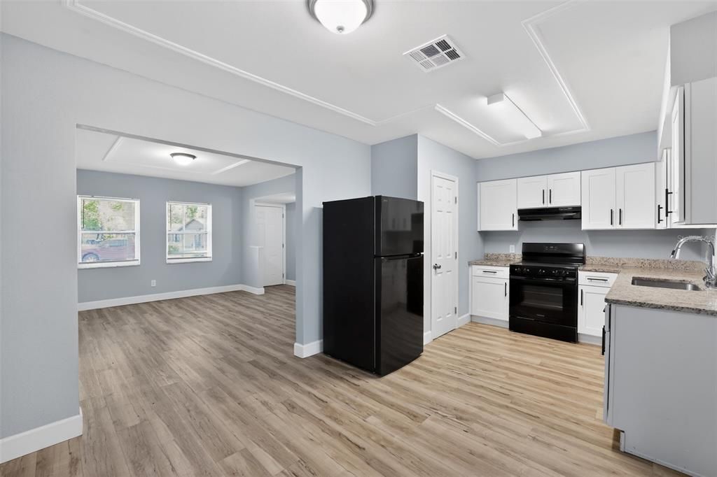 Active With Contract: $340,000 (3 beds, 2 baths, 1599 Square Feet)