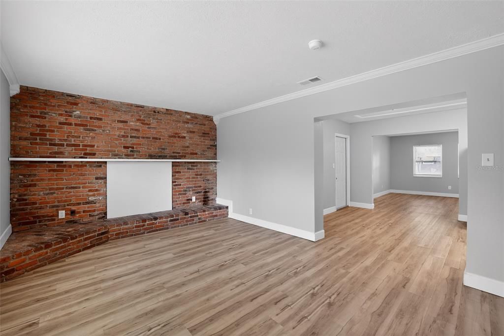 Active With Contract: $340,000 (3 beds, 2 baths, 1599 Square Feet)