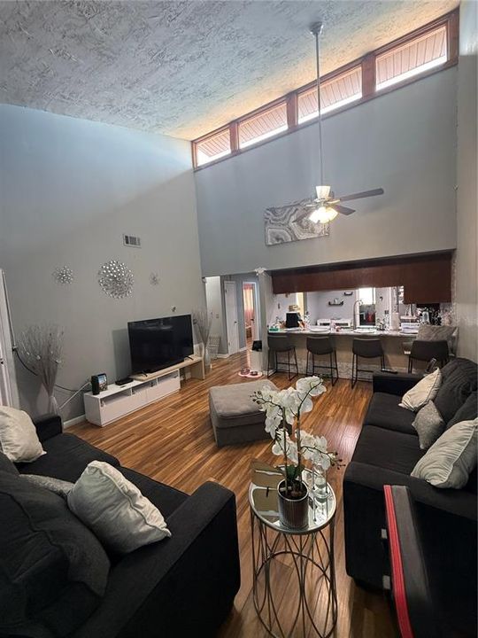 For Sale: $140,000 (2 beds, 2 baths, 1096 Square Feet)