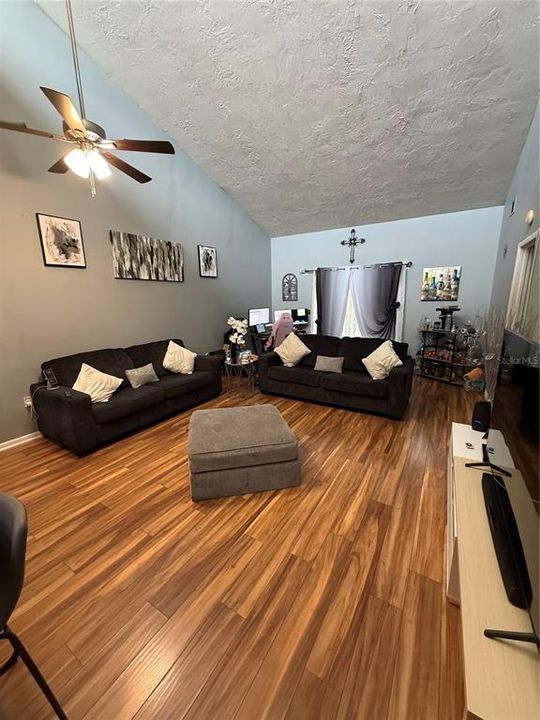For Sale: $140,000 (2 beds, 2 baths, 1096 Square Feet)