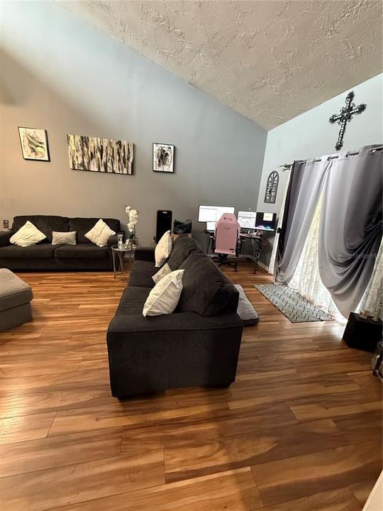 For Sale: $140,000 (2 beds, 2 baths, 1096 Square Feet)