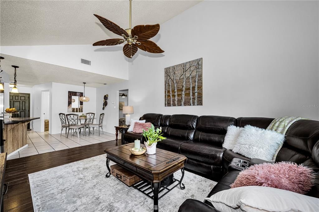 En Venta: $399,000 (3 camas, 2 baños, 1634 Pies cuadrados)