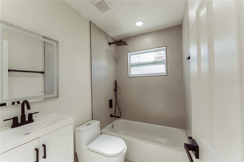 For Sale: $299,000 (3 beds, 2 baths, 864 Square Feet)