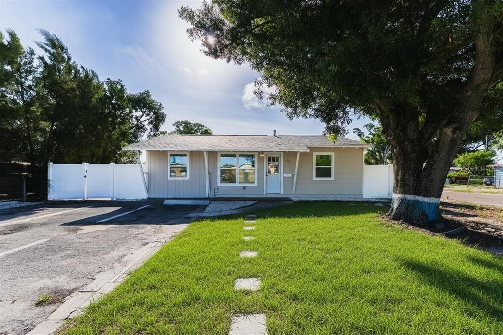 For Sale: $299,000 (3 beds, 2 baths, 864 Square Feet)