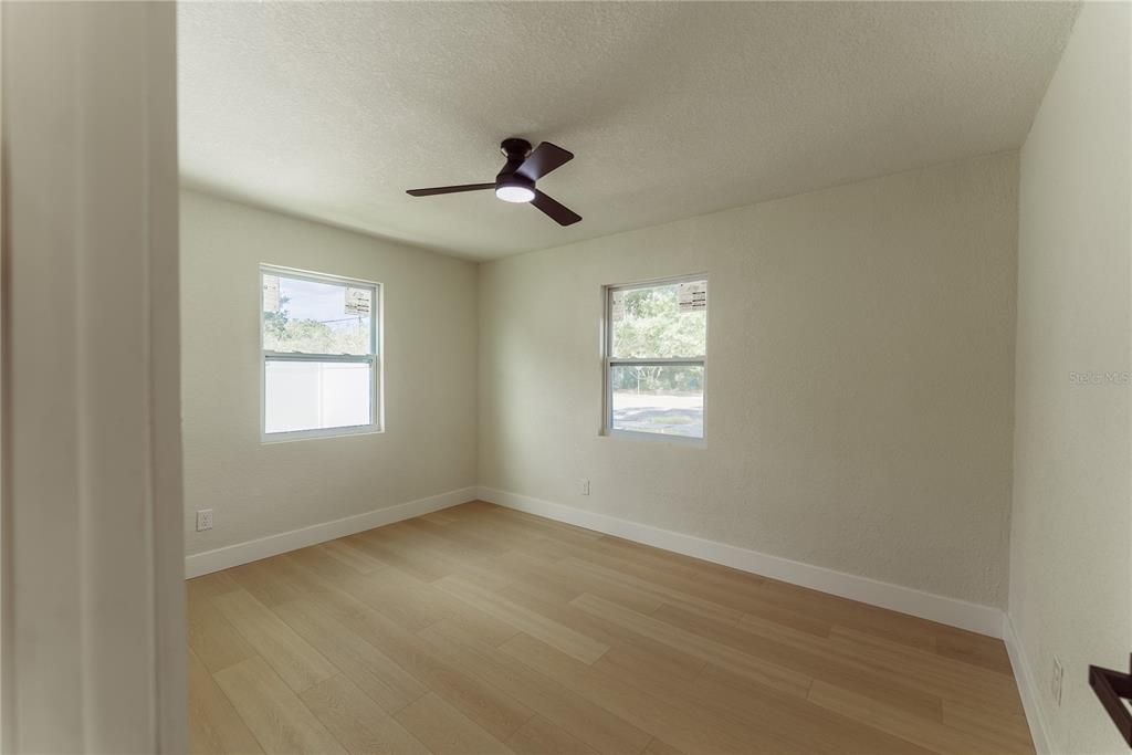 For Sale: $299,000 (3 beds, 2 baths, 864 Square Feet)