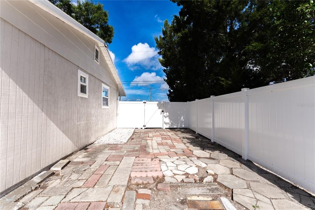 For Sale: $299,000 (3 beds, 2 baths, 864 Square Feet)