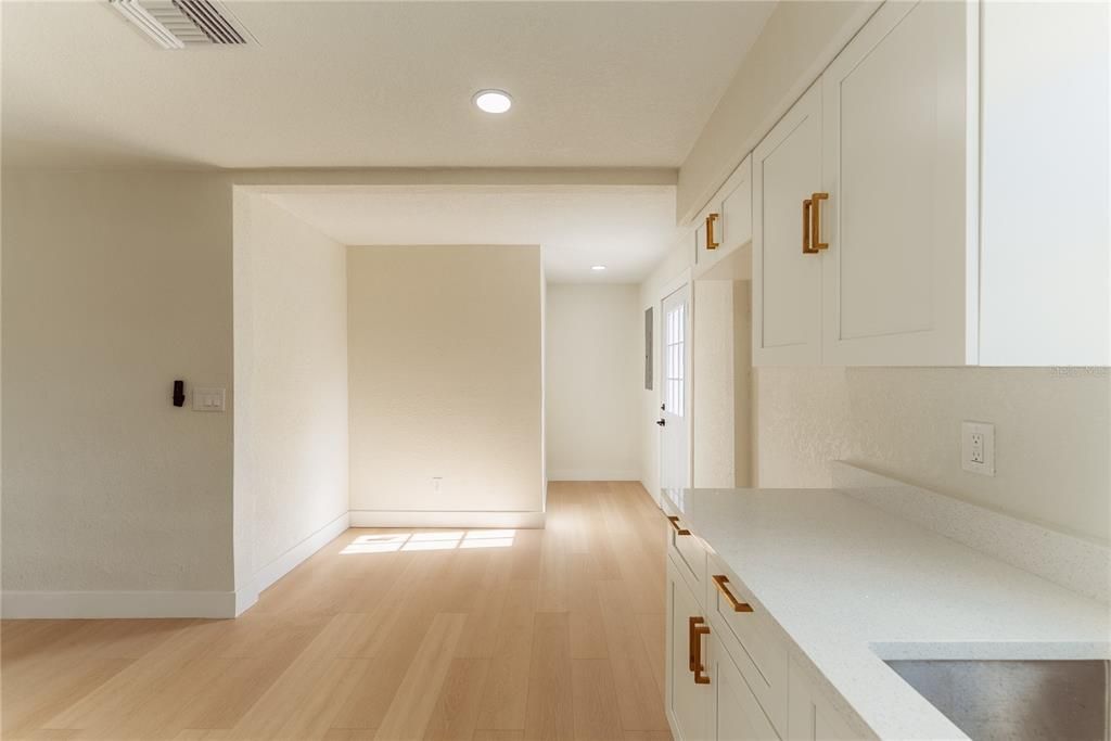 For Sale: $299,000 (3 beds, 2 baths, 864 Square Feet)
