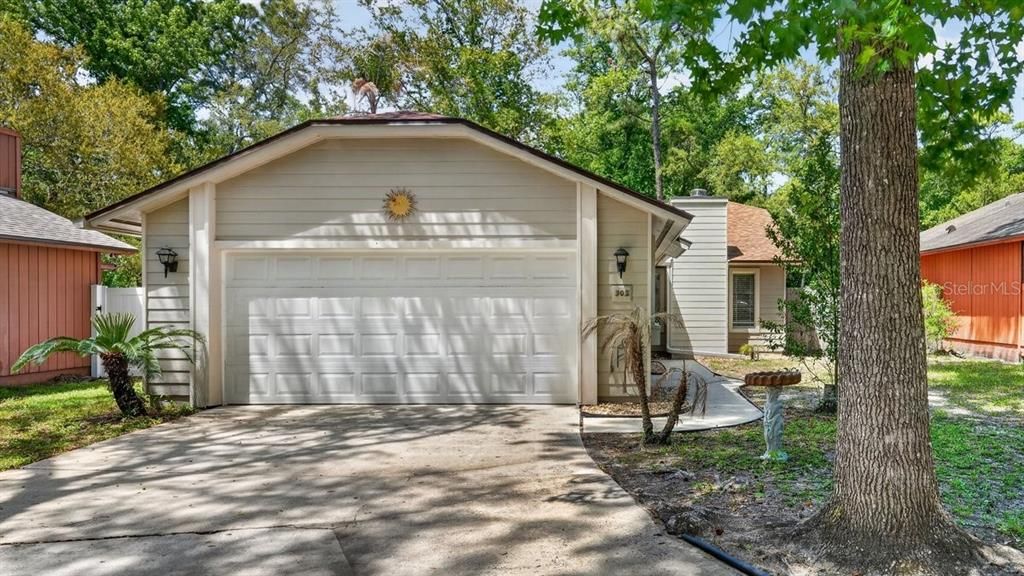 For Sale: $275,000 (2 beds, 2 baths, 1230 Square Feet)