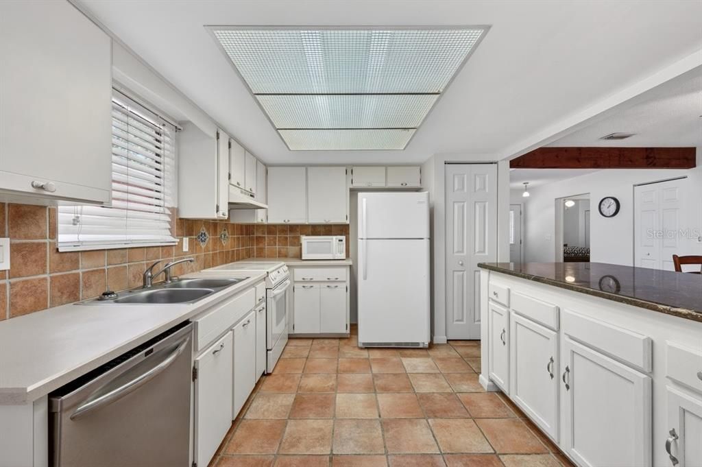 For Sale: $275,000 (2 beds, 2 baths, 1230 Square Feet)