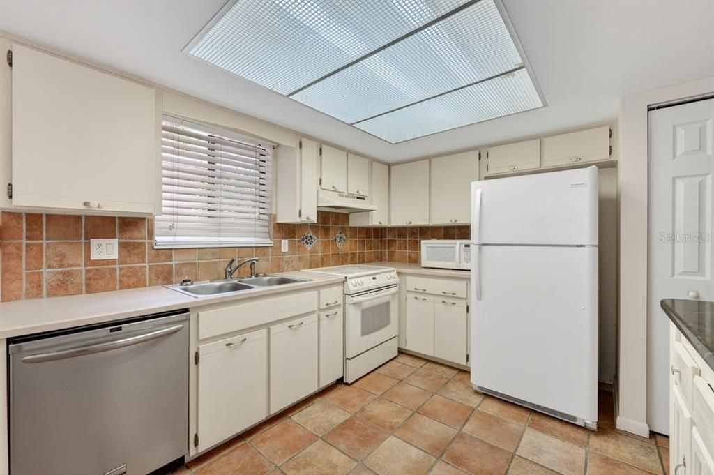 For Sale: $275,000 (2 beds, 2 baths, 1230 Square Feet)