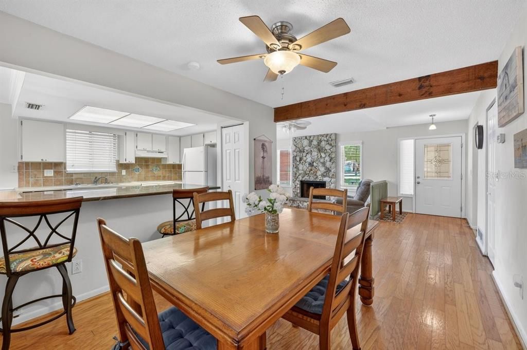 For Sale: $275,000 (2 beds, 2 baths, 1230 Square Feet)