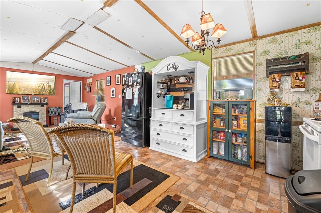 Active With Contract: $237,000 (2 beds, 2 baths, 924 Square Feet)