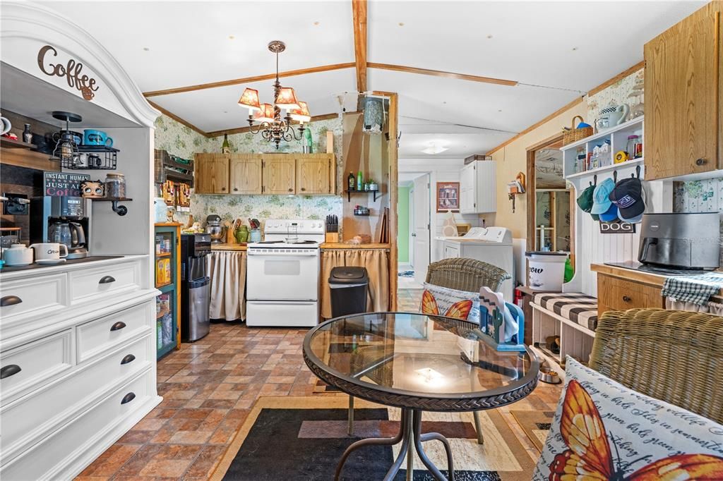 Active With Contract: $237,000 (2 beds, 2 baths, 924 Square Feet)