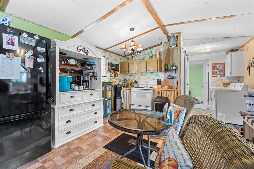 Active With Contract: $237,000 (2 beds, 2 baths, 924 Square Feet)