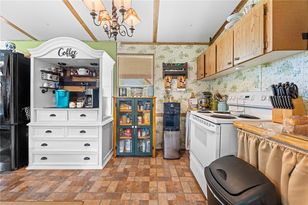 Active With Contract: $237,000 (2 beds, 2 baths, 924 Square Feet)